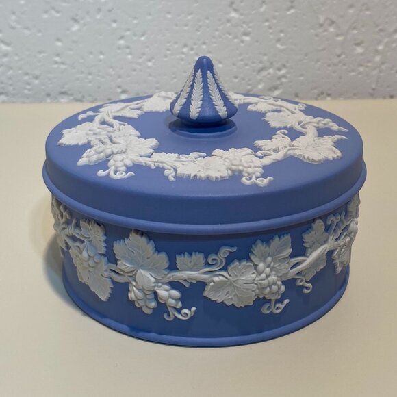 Wedgwood Blue Jasperware Lidded Trinket Box with White Ivy Motif - Picture 2 of 10